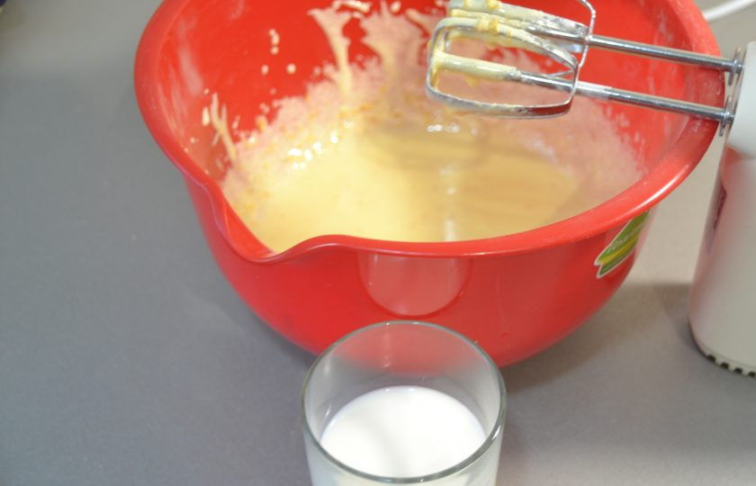 1. Этап. Мокрый бисквит: Нагрейте молоко в микроволновке в течение 30 секунд. Тонкой струйкой влейте к желткам, не прекращая взбивать, чтобы желтки не свернулись.