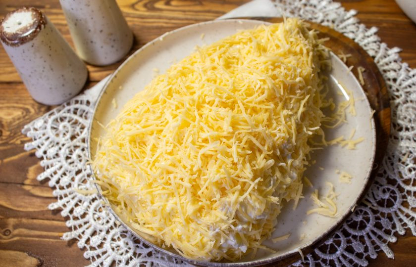 1. Этап. Салат Кусочек сыра: Салат выложите слоями в виде 