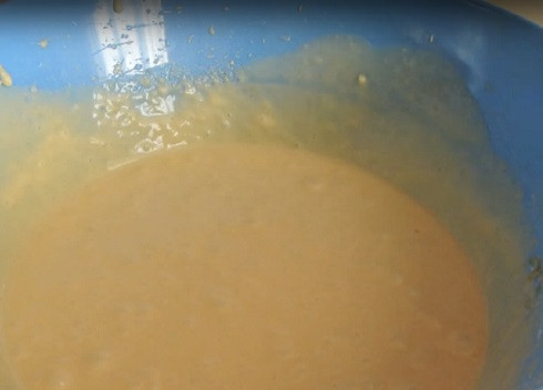 1. Этап. Кекс на сгущенном молоке: Тесто должно получиться однородным и не густым.