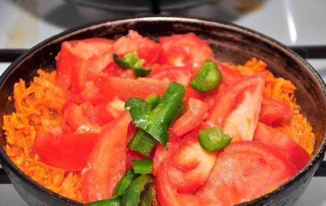 1. Этап. Сабджи с адыгейским сыром: Когда морковь будет полуготова, добавить крупно нарезанные помидоры и перец.