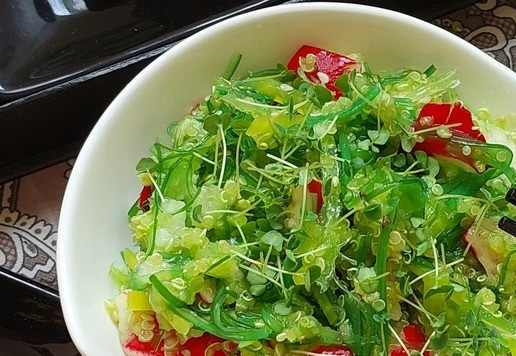 1. Этап. Салат с чукой, редисом и киноа: Можно просто ограничиться чиа или дополнительно присыпать кунжутом