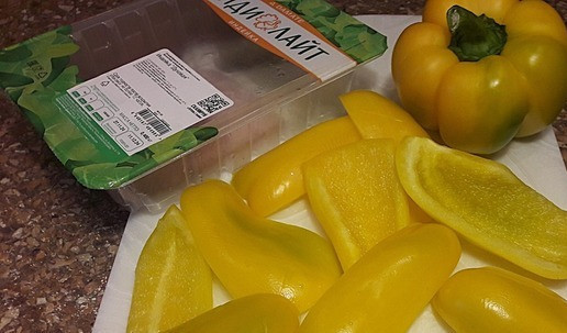 1. Этап. Рулет из индейки к Новогоднему столу: Перцы болгарские помыть, просушить. Порезать на четверти. Удалить семена, перегородки.