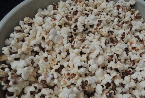 1. Этап. Попкорн в мультиварке: Готовый попкорн в мультиварке можно делать соленым или сладким, как вам нравится. Приятного аппетита!