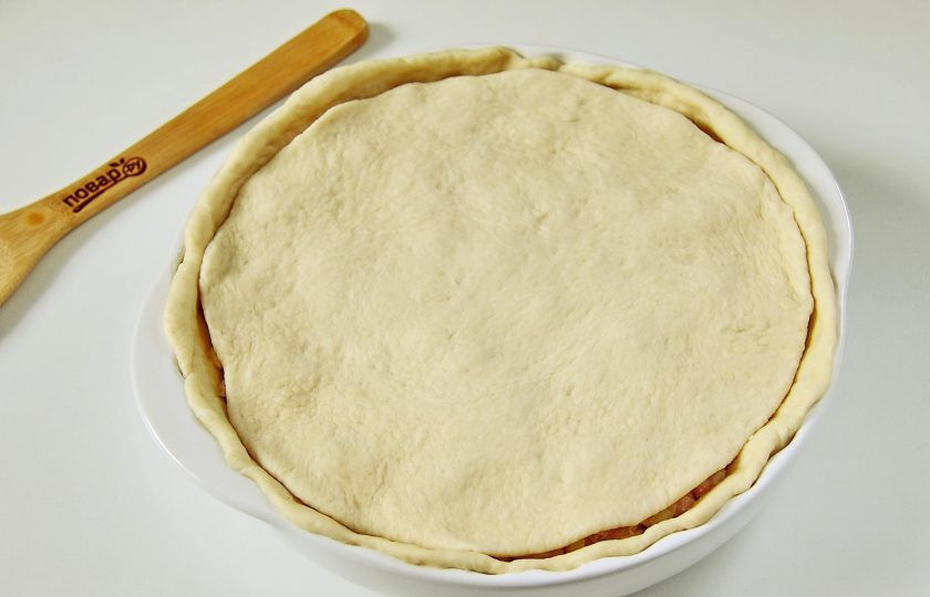 1. Этап. Хуплу: Вторую часть теста раскатайте толщиной около 4 мм и накройте им начинку.