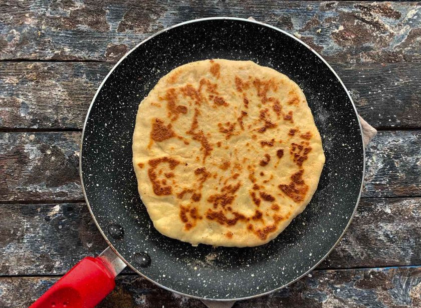 1. Этап. Адыгейские лепешки на кефире: На сухой сковороде обжарьте лепешки с двух сторон по 2 минуты. Горячую лепешку смажьте сливочным маслом.