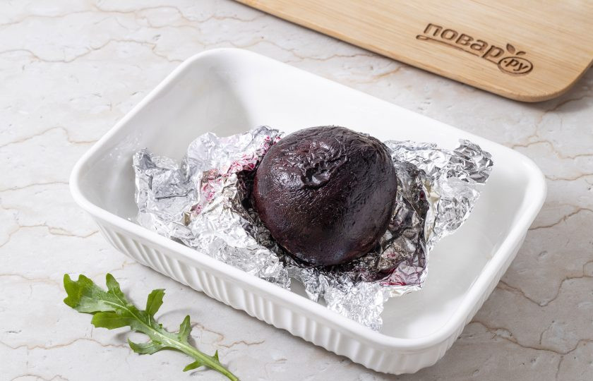 1. Этап. Салат со свеклой и сливочным сыром: Свеклу заверните в фольгу и запекайте в разогретой до 190 градусов духовке до готовности. Время приготовления будет зависеть от размера свеклы, у меня ушло около 50 минут. После полностью остудите свеклу.