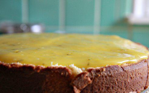 1. Этап. Кокосовый торт со сливочной начинкой: 3. Взбить яичные белки с щепоткой соли в большой миске. Добавить взбитые белки в тесто. Разделить тесто между подготовленными формами. Выпекать около 45 минут. Дать остыть на стойке около 10 минут. Извлечь из формы и дать остыть полностью. Положить 1 слой торта на тарелку и равномерно смазать начинкой. Посыпать 1/4 стакана подслащенных кокосовых хлопьев и поставить в холодильник на 15 минут. Сверху выложить второй слой и снова поставить в холодильник на 15 минут.