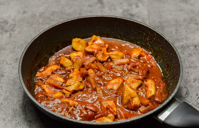 1. Этап. Курица по-пекински с ананасами: Готовьте курицу 15-20 минут. Спустя время подавайте блюдо к столу.