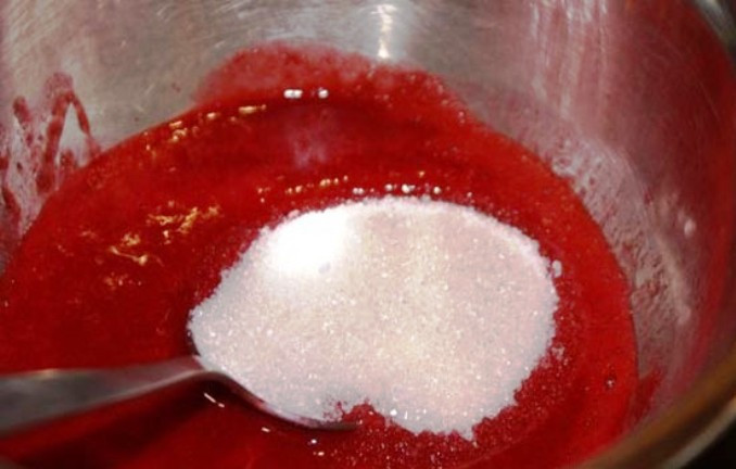 1. Этап. Клубнично-малиновый торт: Клубнику порежьте на половинки, малину с 2 ложками сахара проварите на слабом огне до растворения сахара, затем перетрите через сито.