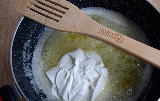 1. Этап. Бурфи: Добавьте сметану, доведите до кипения, снимите с огня.