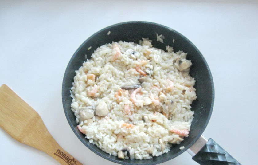 1. Этап. Ризотто с креветками и грибами: Перемешайте креветки с рисом, грибами и луком. Немного прогрейте на небольшом огне.