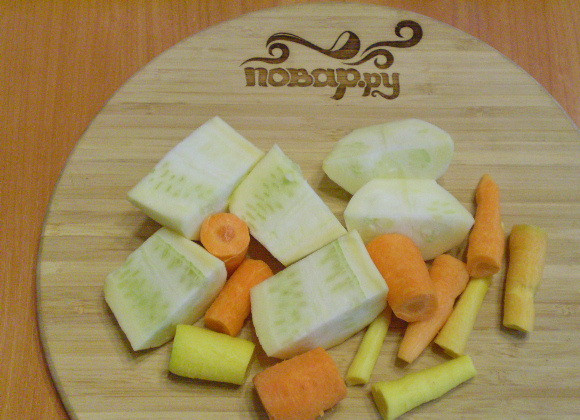 1. Этап. Сыроедческая кабачковая икра: Порежьте все кусочками, удобными для комбайна.