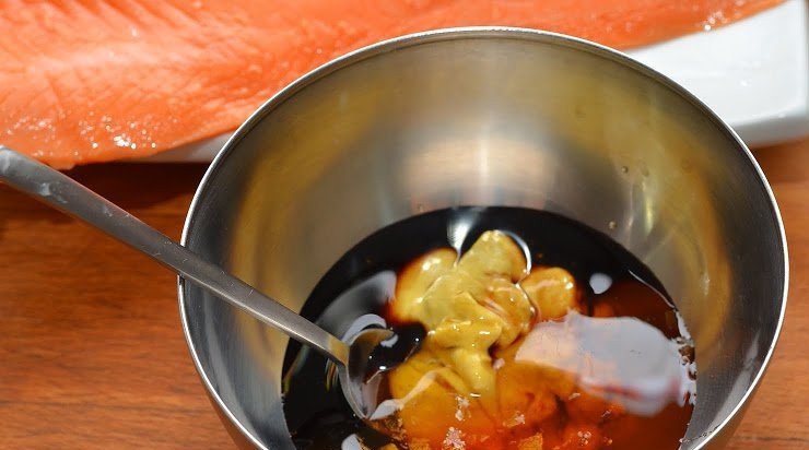 1. Этап. Маринованный лосось: Теперь вам необходимо приготовить маринад. Для этого в отдельной пиалке смешайте горчицу, соевый соус и мед. Тщательно все перемешайте.