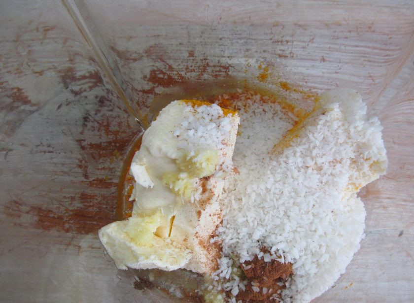 1. Этап. Молочный коктейль Золотой: Добавьте кокосовую стружку.