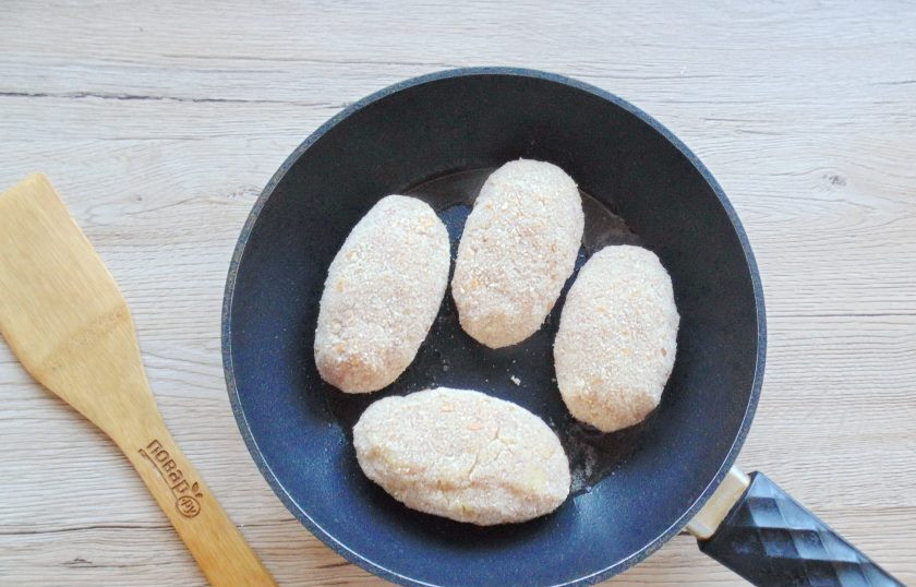 1. Этап. Зразы с горохом: Переложите зразы на разогретую сковороду с подсолнечным маслом.