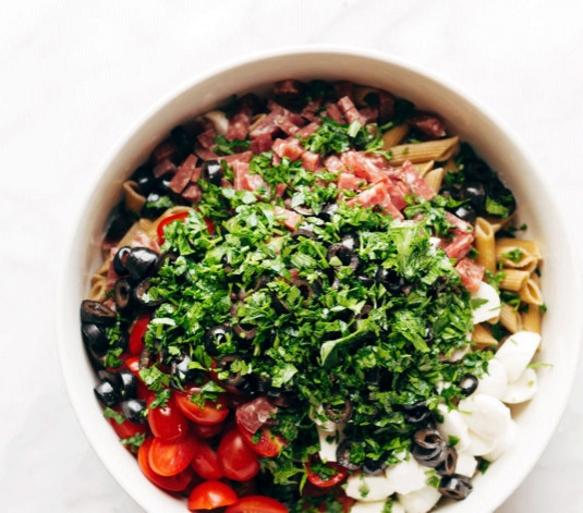 1. Этап. Салат с сыром и колбасой: 6. Петрушку мою и измельчаю ножом, выкладываю в салатник.