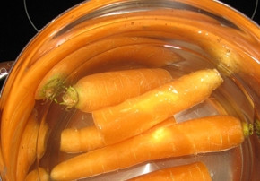 1. Этап. Салат в желе: 1. Для приготовления салата нам понадобиться морковь. Отвариваем ее в мундире до готовности.