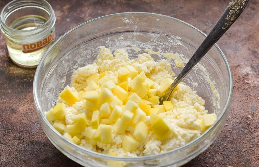 1. Этап. ПП шарлотка с яблоками и творогом: Перемешайте все ингредиенты, добавьте очищенные и нарезанные кубиками яблоки. Снова перемешайте.