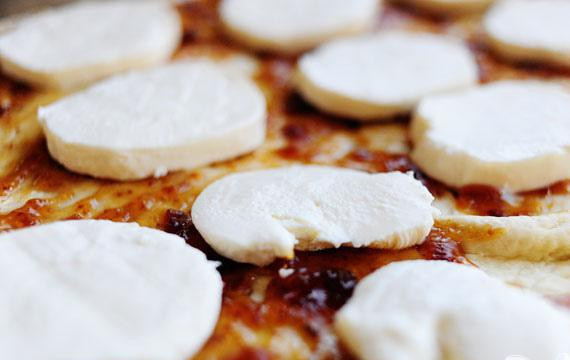 1. Этап. Пицца с ветчиной и аругулой: 3. Положить кусочки Моцареллы по всей поверхности. Посыпать солью и перцем. Выпекать пиццу от 12 до 15 минут, до золотисто-коричневого цвета .