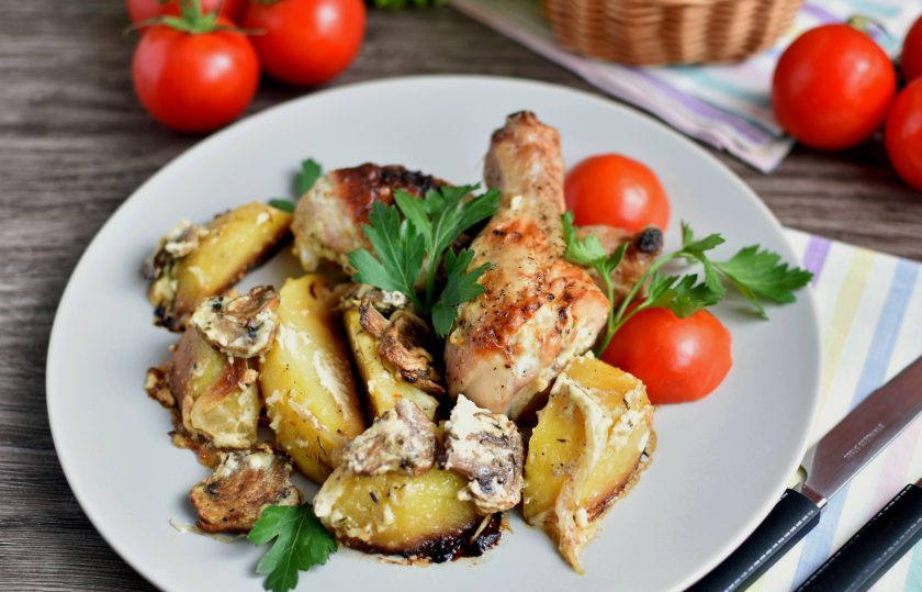 1. Этап. Куриные ножки с картошкой и грибами: Блюдо готово, подавайте к столу со свежими овощами. Приятного аппетита!