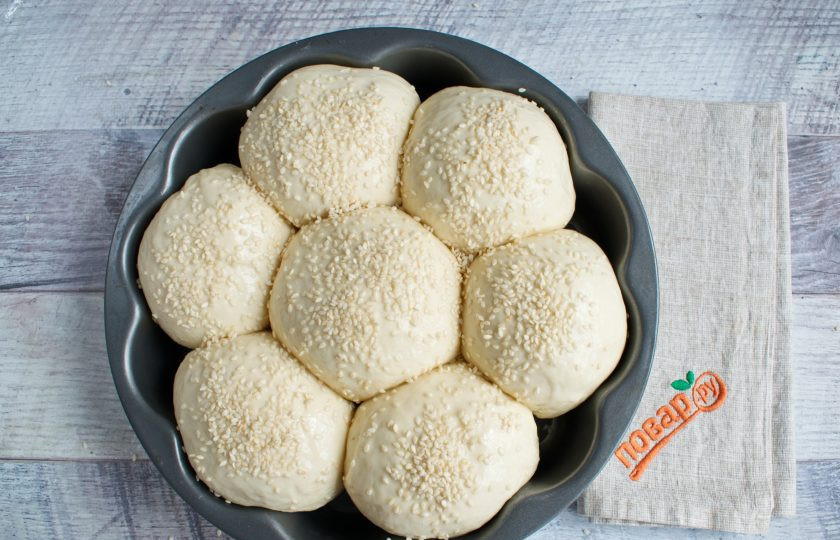 1. Этап. Булочка Ромашка: Подошедшие булочки смажьте слегка взбитым белком, посыпьте кунжутом. Поставьте в разогретую духовку на 35-40 минут, выпекайте при 200 градусах.