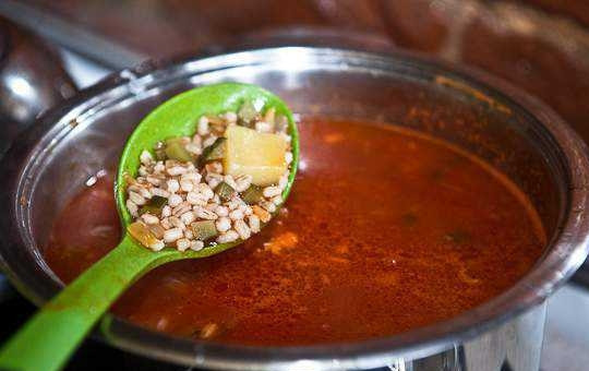 1. Этап. Вкусный рассольник: Далее добавьте сваренную перловку, с которой снова доведите суп до кипения.