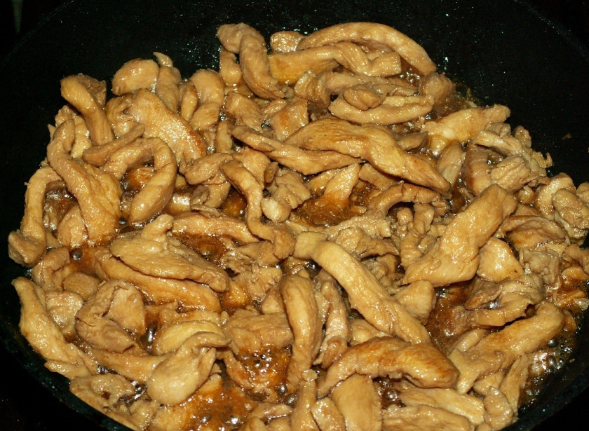 1. Этап. Рис с грибами и овощами: Курицу стряхните от соевого соуса. Обжарьте на сильном огне в небольшом количестве масла минут 7-8.