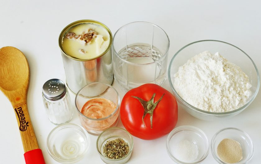 1. Этап. Пицца с тушенкой: Подготовьте все ингредиенты.