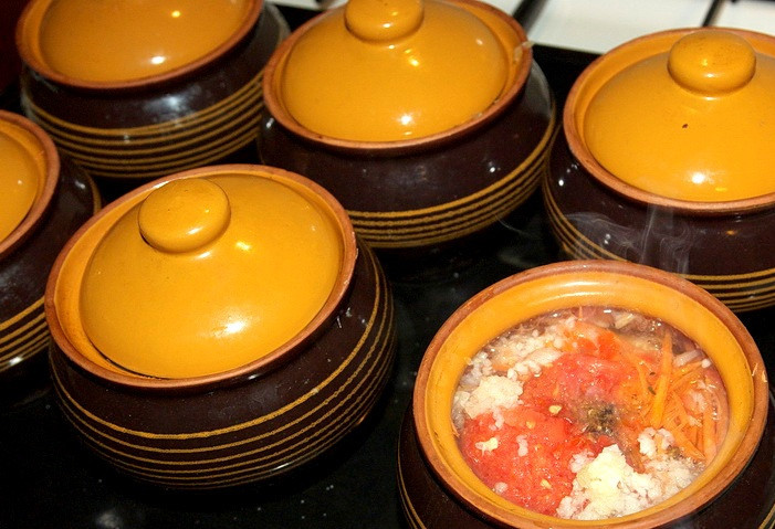 1. Этап. Чанахи из баранины: Далее разливаем по горшочкам кипяток, накрываем их крышками и ставим горшочки в разогретую до 300 градусов духовку. Как только жидкость в них закипит, уменьшаем температуру до 180-200 градусов и готовим чанахи 50-60 минут, если баранина молодая, или около 2 часов, если нет.