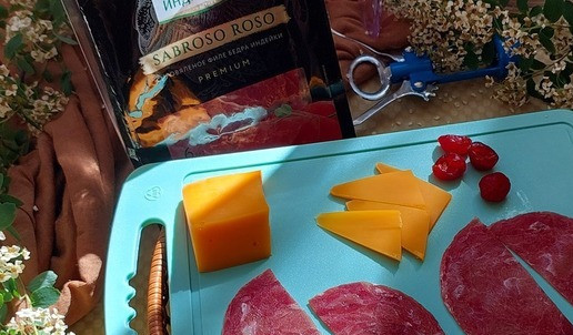 1. Этап. Канапе с сыровяленым филе бедра индейки: Сыр порезать треугольниками тонко, круги филе - пополам (удобнее филе резать ножницами). Вишню размачивать не нужно: сухофрукт не должен быть мягким.