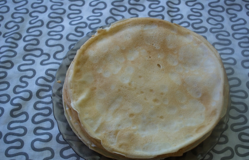 1. Этап. Пирог блинный с курицей: В тесто добавьте 3 ст. л. растительного масла. Дайте постоять 10 минут. Обжарьте блины на сковороде привычным способом.