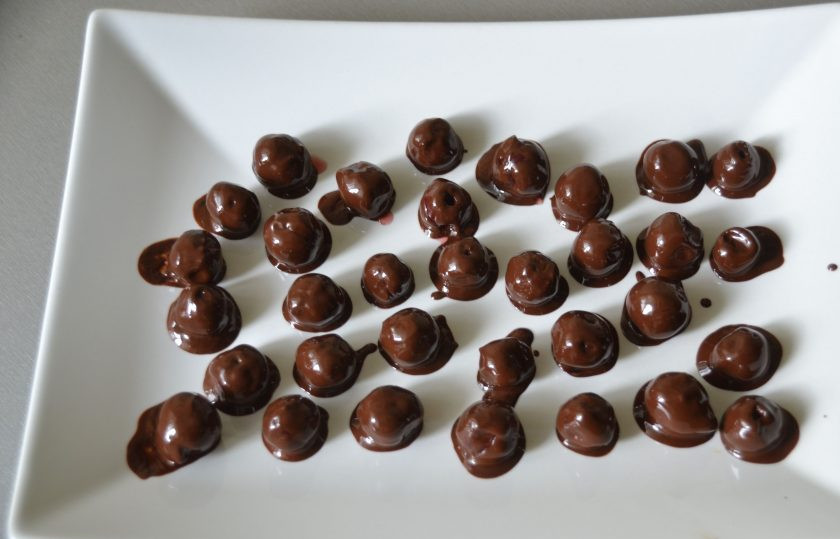 1. Этап. Конфеты Вишня в шоколаде: Перекладывайте вишню в шоколаде на блюдо. Дайте шоколаду стабилизироваться в течение одного часа.