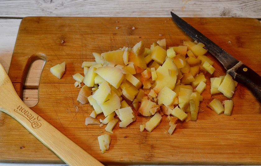 1. Этап. Оливье со скумбрией: 2. Картофель почистите и нарежьте кубиком.