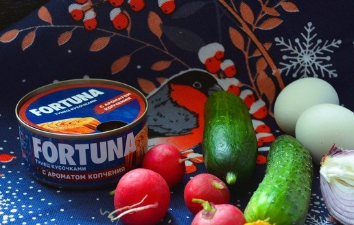1. Этап. Салат с копчёным тунцом: Приготовить продукты. Яйца сварить вкрутую.