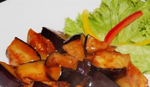 1. Этап. Баклажаны в кисло-сладком соусе: Сервируйте так - выложите листья салата, на него положите баклажаны и посыпьте зеленым луком и перцем.