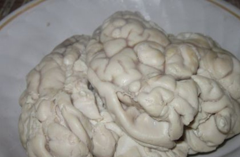 1. Этап. Мозги говяжьи жареные: Проваренные говяжьи мозги достаньте и остудите.