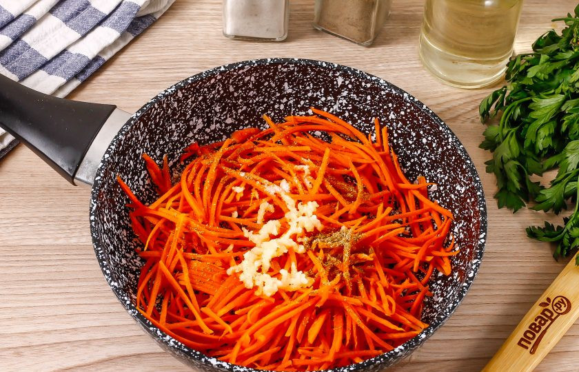 1. Этап. Салат кучками с корейской морковкой: Морковь и лук очистите от кожуры и промойте в воде. Натрите морковь на терке для моркови по-корейски. Чесночные зубчики очистите. Прогрейте ратсительное масло на сковороде, выложите в него натертую морковь, спрессуйте туда же зубчики чеснока. Всыпьте приправу для моркови по-корейски и щепотку соли. Обжарьте 1-2 минуты, но не больше, чтобы нарезка не утратила форму.