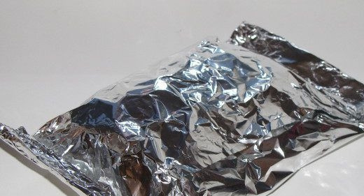 1. Этап. Филе палтуса с овощами: Заверните филе рыбы в фольгу, тщательно закрепите края, чтобы в процессе приготовления масло не вытекало наружу.