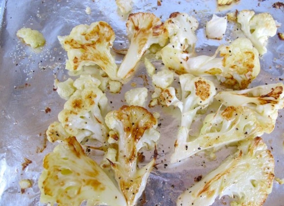 1. Этап. Гратен из цветной капусты: 1. Разогрейте духовку до 220 градусов. На противень, застеленный бумагой для выпечки, выложите цветную капусту, сбрызните оливковым маслом. На 10 минут поместите в духовку. Через 10 минут вытащите, деревянной ложкой переверните капусту и снова отправляйте в духовку на 15 минут. Цветная капуста должна быть красивого золотисто-коричневого цвета.