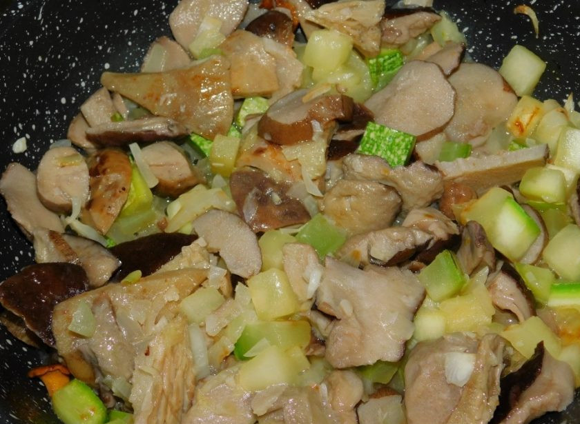 1. Этап. Кабачки с грибами в омлете: Добавьте лесные грибы, предварительно отваренные. Обжаривайте все вместе минуты 3-4.