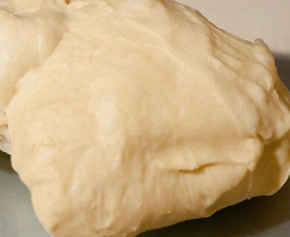 1. Этап. Ванильный хлеб: 2. Смазать миску маслом и выложить тесто в миску. Накрыть пленкой и дать тесту подняться в 2 раза в течение 1 1/2-2 часов. После того, как тесто увеличится в два раза, ударить тесто об рабочую поверхность и дать ему постоять в течение 10 минут. В этот момент вы можете накрыть тесто крышкой и охладить в течение ночи.