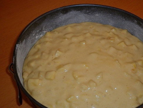 1. Этап. Торт Легкий: Возьмите разъемную форму для запекания. В этом рецепте использована формочка с диаметром 22 сантиметра. Смажьте ее дно и бока растительным маслом. Присыпьте мукой, чтобы выпечка не прилипала. Вылейте тесто в форму и выпекайте коржик сорок минут в духовке при ста восьмидесяти градусах.