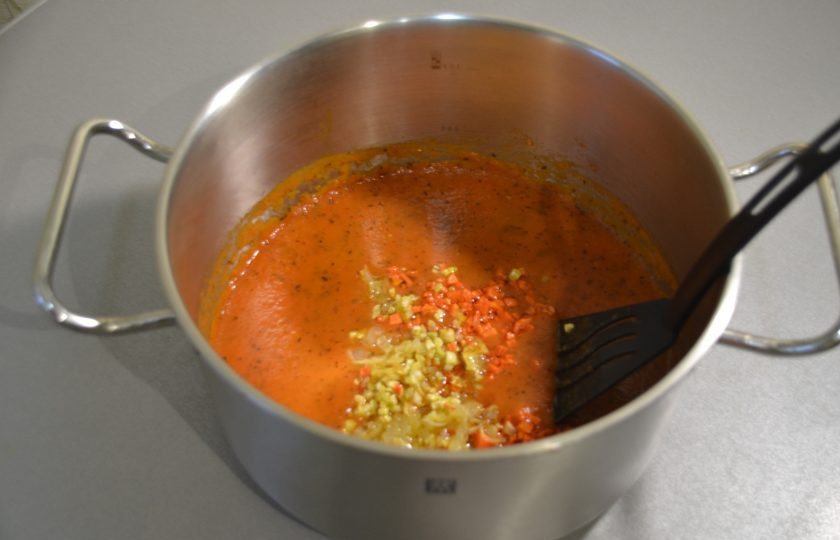 1. Этап. Соус Пассата: Добавьте обжаренные овощи к пассате.