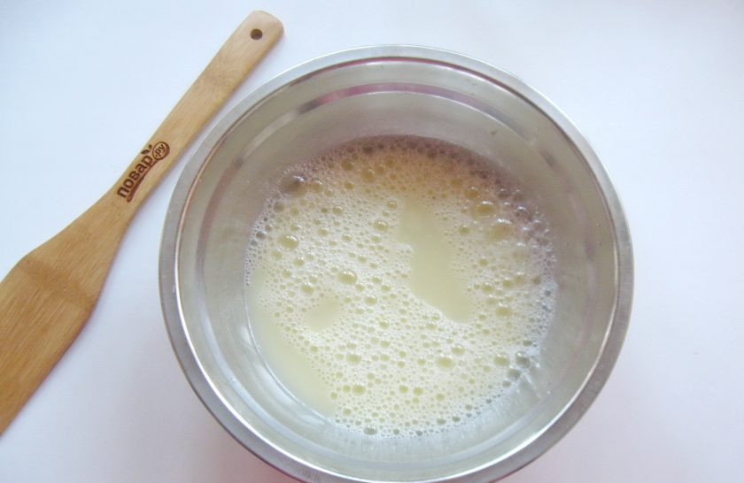 1. Этап. Торт закусочный Грибная фантазия: Всыпьте щепотку соли и взболтайте яйцо с водой.