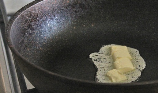 1. Этап. Яйца в сырном соусе: Приготовить сырный соус. Для этого в сковороде растопить сливочное масло.