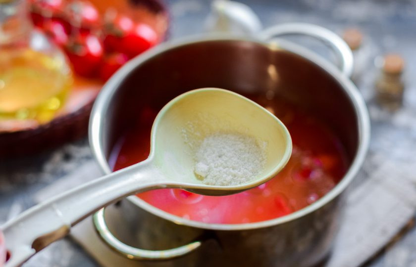 1. Этап. Перец с томатным соусом: Всыпьте в перец соль и сахар. Варите перец в томатном соусе 30 минут.