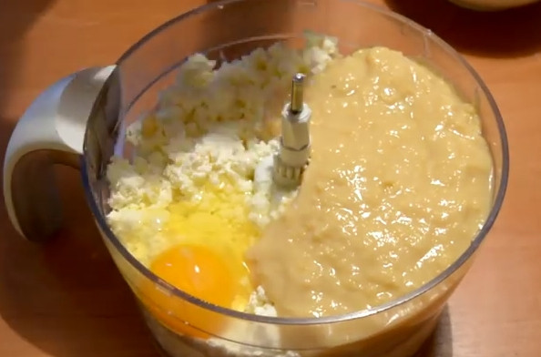 1. Этап. Творожный чизкейк со сгущенкой: 4. В чашу блендера заложите творог, сгущенку и яйца, перемешайте их до состояния крема.