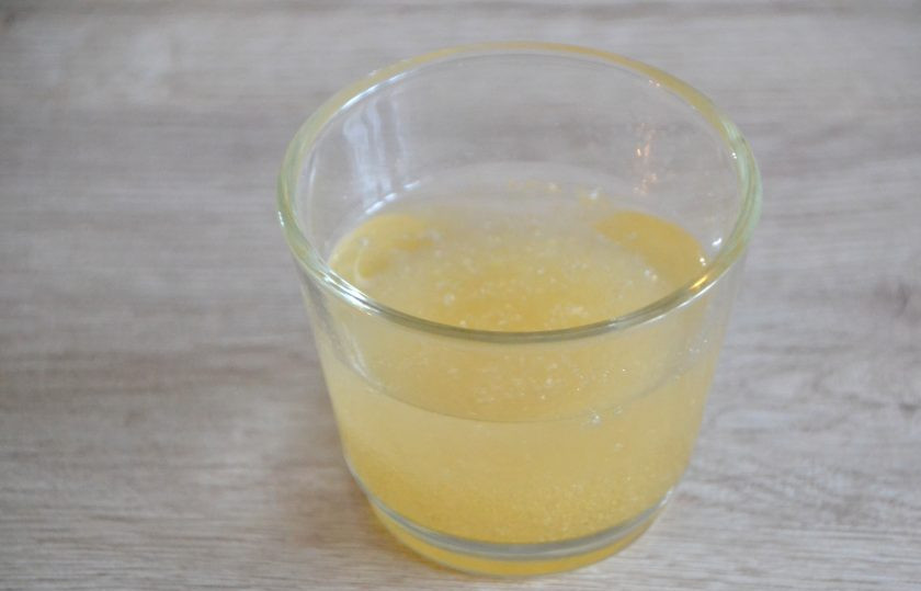 1. Этап. Торт Груши в карамели: Замочите 10 грамм желатина в 60 мл. воды.