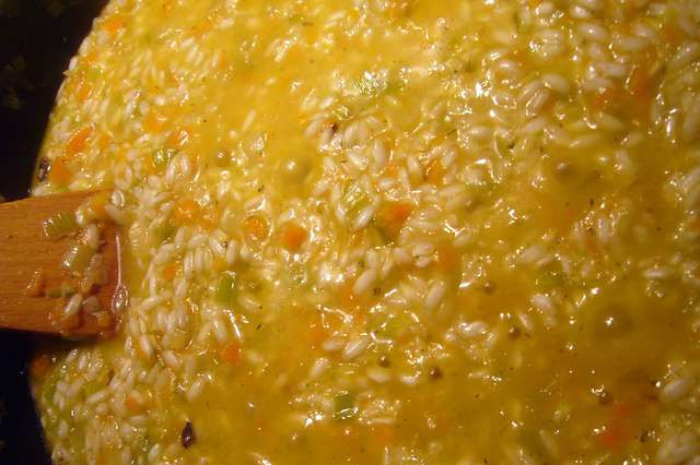 1. Этап. Ризотто с овощами и грибами: Вливаем два половника горячего бульона, ждем пока рис его впитает и вливаем еще половник. Постоянно перемешиваем рис.