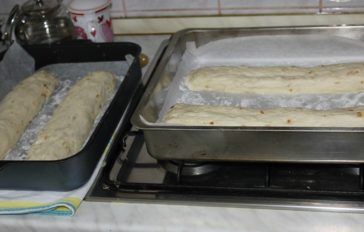 1. Этап. Чиабатта с луком: Из каждой части аккуратно формируем прямоугольный батон и выкладываем на противень, застланный пергаментной бумагой.